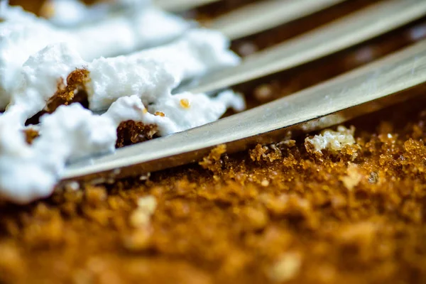 Faca de garfo e colher coberta com cobertura de torta de maçã na bandeja de papel vazia — Fotografia de Stock