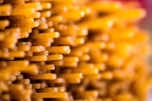 Crudo durum spaghetti sfondo primo piano colpo — Foto Stock