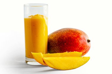 Mango suyu bir bardak ve mango parçaları 