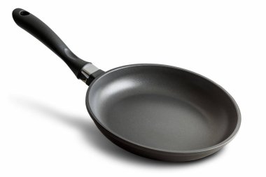 Beyaz arka plan üzerinde siyah fry pan 