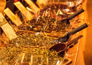 Yemek için baharat ve baharat ile deposunda uzun tablo 