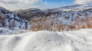 Kış Mount Hermon giderken Golan Tepeleri üzerinde 