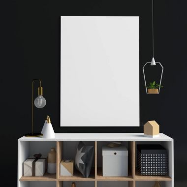 Modern iç credenza, posterler ve lambalar. Poster kadar sahte