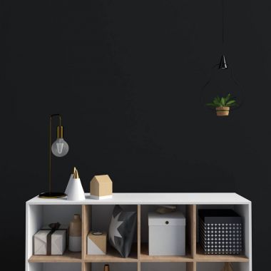 Modern iç credenza, posterler ve lambalar. Poster kadar sahte
