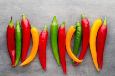 Gri arkaplanda kırmızı biber.