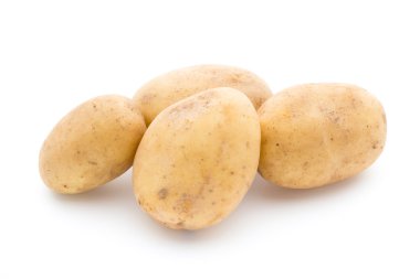 Beyaz arkaplanda izole edilmiş yeni patates.