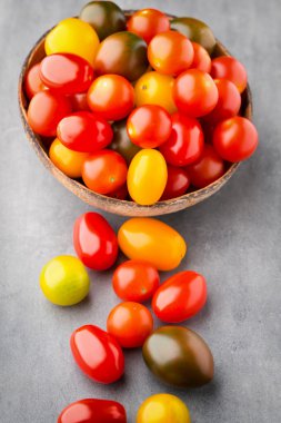 Domates gri arka plan üzerinde. Renkli domates, kırmızı domates