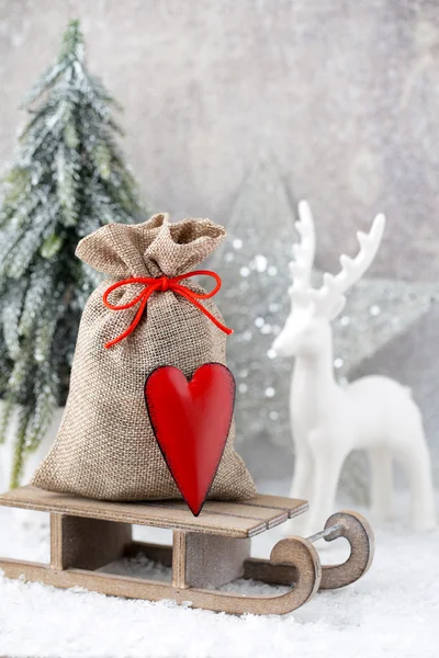 Рождественский сад. Подарочная сумка с мешковиной. Рождественские украшения. — стоковое фото