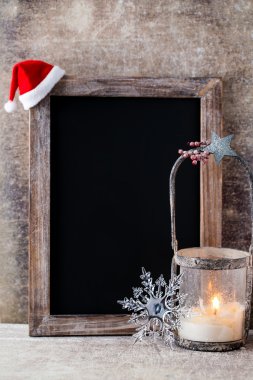 Noel dekorasyonu ile kara tahta. Noel Baba şapkası, yıldız, tahta 