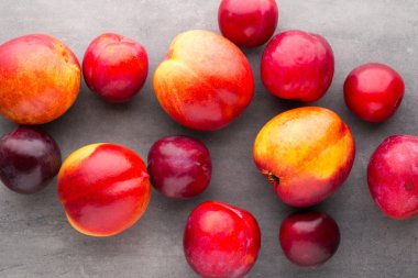 Gri arka planda taze meyve.