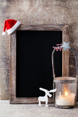 Noel dekorasyonu ile kara tahta. Noel Baba şapkası, yıldız, tahta 