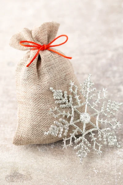 Barba de Natal. Saco de presente com serapilheira. Decoração de Natal. — Fotografia de Stock