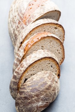 Hamur işleri ile taze rustik tarzı ekmek.