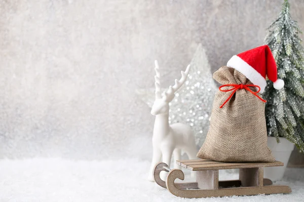 クリスマスガード。バラップ付きのギフトバッグ。クリスマスの装飾. — ストック写真