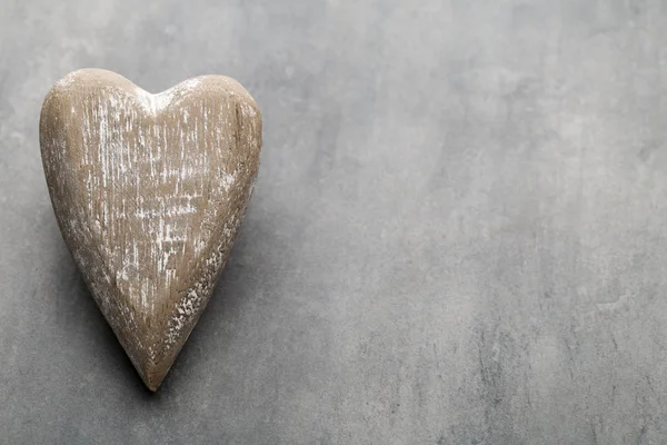 Corazón de madera en forma. Tarjetas de felicitación. Saludo de San Valentín . —  Fotos de Stock