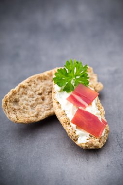 Crispbread otlar ve pastırma ile yumuşak peynir ile.