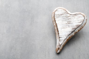 Ahşap kalp şeklinde. Tebrik kartları. Sevgililer günü tebrik.