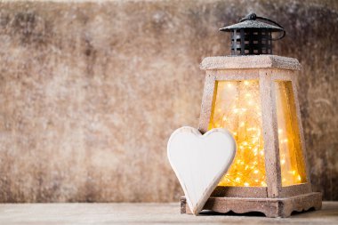 Ahşap arka planda Noel dekorasyonuna yakın plan.