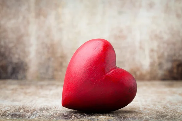 Houten hart gevormde. Wenskaarten. Aftelkalender voor Valentijnsdag groet. — Stockfoto