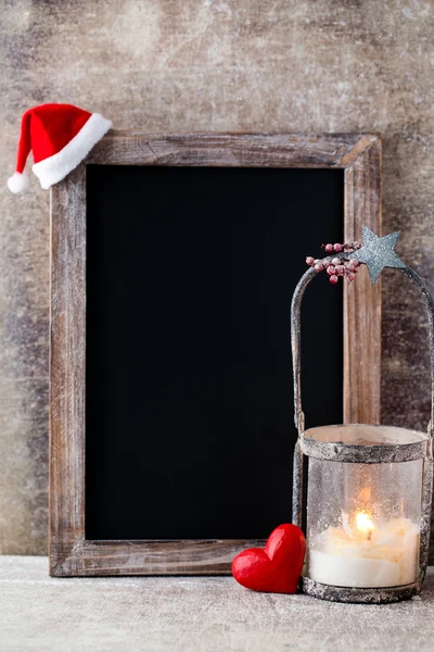 Lavagna natalizia con decorazione. Cappello Babbo Natale, stelle, legno — Foto Stock