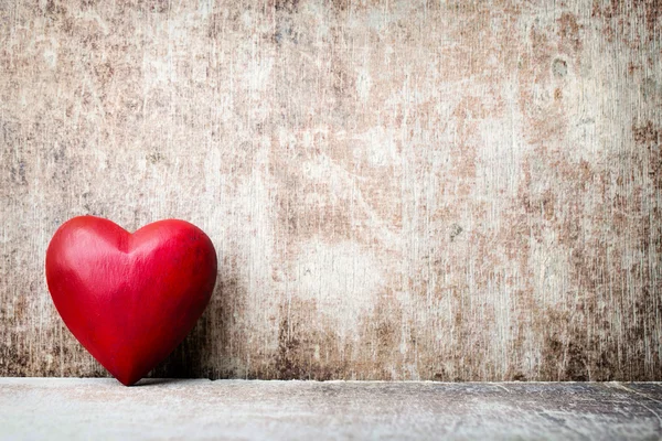 Cuore. Cuori di pietra rossa sullo sfondo di legno . — Foto Stock