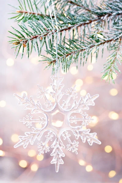 Árbol de Navidad con fondo de pared bokeh . — Foto de Stock