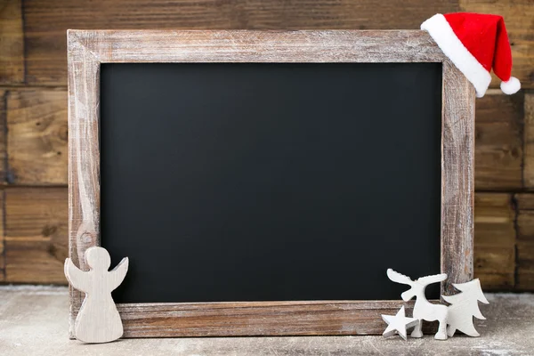 Lavagna natalizia con decorazione. Cappello Babbo Natale, stelle, legno — Foto Stock