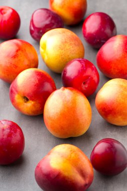 Gri arka planda taze meyve.