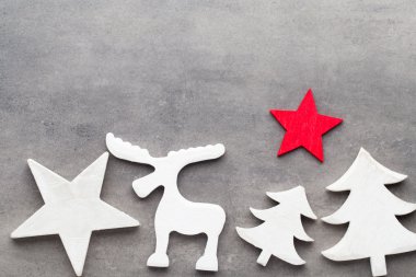 Noel arka plan. Gri bir adam üzerinde beyaz ağaç süsleri