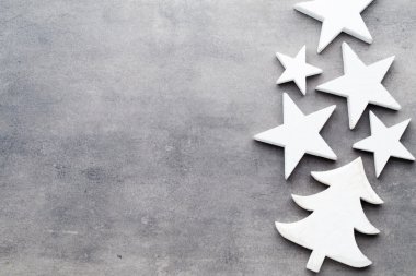 Noel arka plan. Gri bir adam üzerinde beyaz ağaç süsleri
