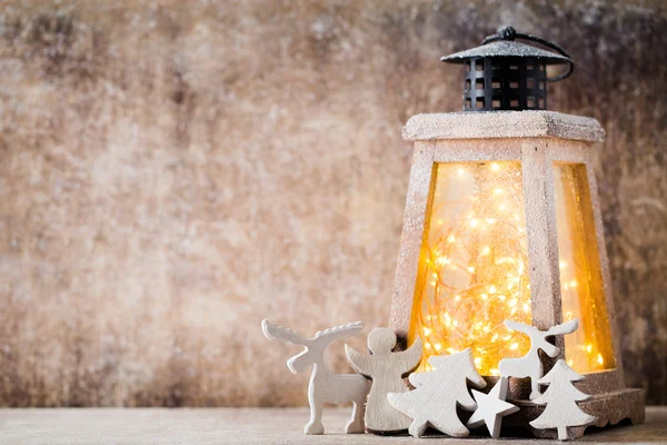 Linterna con árbol de Navidad, decoración navideña. Tarjeta de felicitación. — Foto de Stock