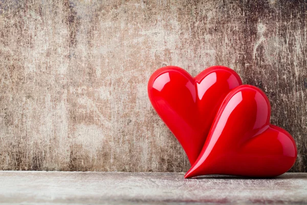 Corazón. Corazones de piedra roja en el fondo de madera . — Foto de Stock