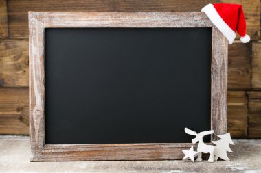 Noel dekorasyonu ile kara tahta. Noel Baba şapkası, yıldız, tahta 