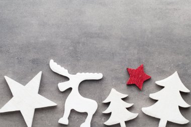 Noel arka plan. Gri bir adam üzerinde beyaz ağaç süsleri