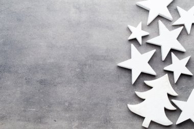 Noel arka plan. Gri bir adam üzerinde beyaz ağaç süsleri