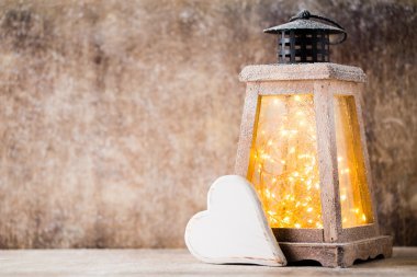 Ahşap arka planda Noel dekorasyonuna yakın plan.