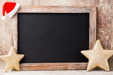 Ahşap arka planda Noel tahtası ve süslemesi.