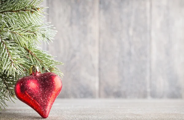 Ramo di abete di Natale e arredamento, sullo sfondo di legno. — Foto Stock