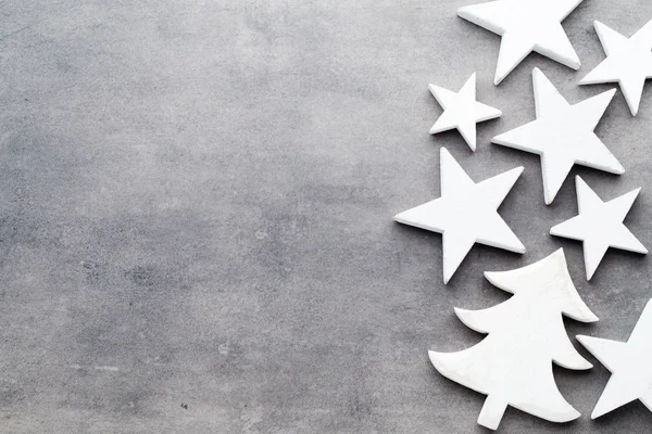 Weihnachtlicher Hintergrund. weißer Baumschmuck auf grauem Hintergrund — Stockfoto