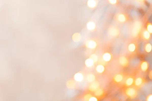Silueta de árbol de navidad desenfocada con luces borrosas. — Foto de Stock