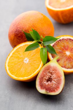 Kanlı Sicilya portakal ve incir. Sığ derinlik-in tarla.