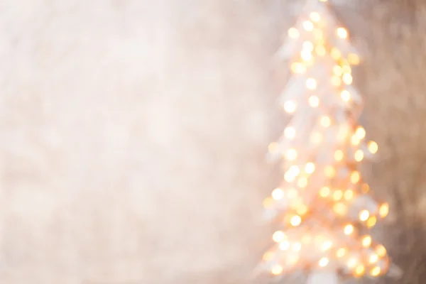 Sílhueta de árvore de natal desfocada com luzes embaçadas. — Fotografia de Stock