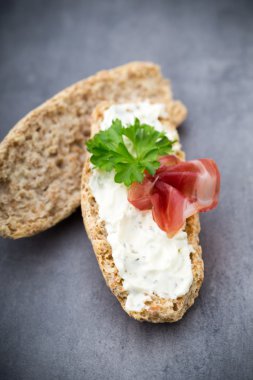 Crispbread otlar ve pastırma ile yumuşak peynir ile.