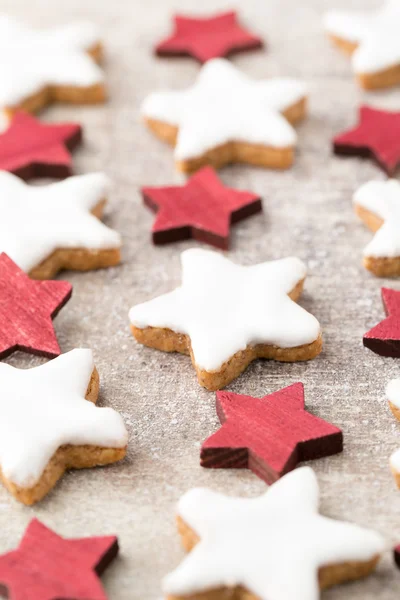 Julkakor med liten juldekoration. — Stockfoto