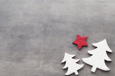 Noel arka plan. Gri bir adam üzerinde beyaz ağaç süsleri