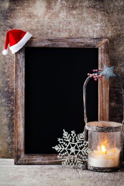 Noel dekorasyonu ile kara tahta. Noel Baba şapkası, yıldız, tahta 