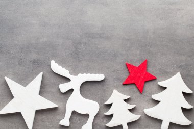 Noel arka plan. Gri bir adam üzerinde beyaz ağaç süsleri