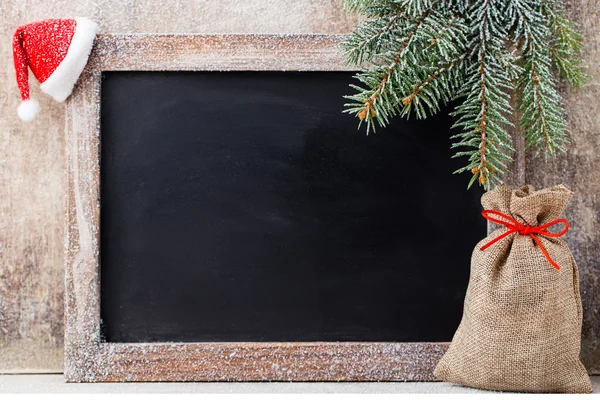 Pizarra de Navidad y decoración sobre fondo de madera. — Foto de Stock