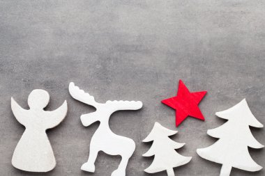 Noel arka plan. Gri bir adam üzerinde beyaz ağaç süsleri