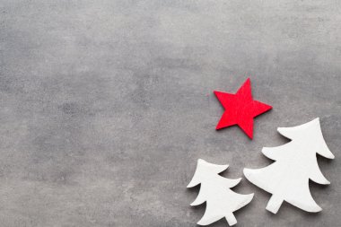 Noel arka plan. Gri bir adam üzerinde beyaz ağaç süsleri